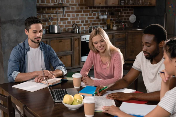 Multi-etnisch studenten samen studeren — Stockfoto