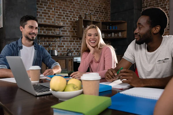 Smiling multiethnic students — Free Stock Photo