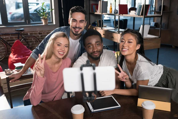 Studenten nemen selfie met smartphone — Stockfoto