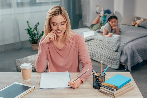 Estudante meninas estudando em casa — Fotografia de Stock