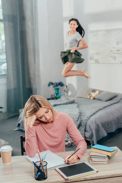 Mujer aburrida joven estudiando — Foto de stock gratuita