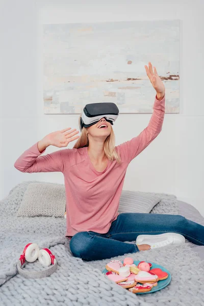 Молода жінка в гарнітурі VR — стокове фото