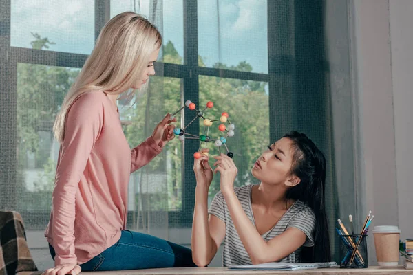 Mulheres estudando com modelo de química — Fotografia de Stock