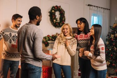 çok kültürlü arkadaşlar hediyeler Noel alışverişi
