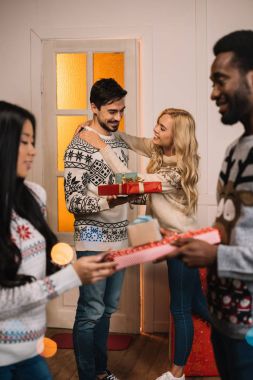 çok ırklı çiftler Noel hediye alışverişi