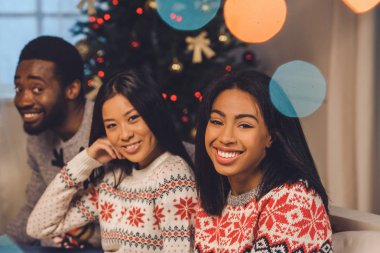 Noel arifesinde çok kültürlü arkadaşlar