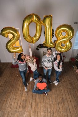 Balonlar ve kağıt kalp ile çok kültürlü arkadaşlar