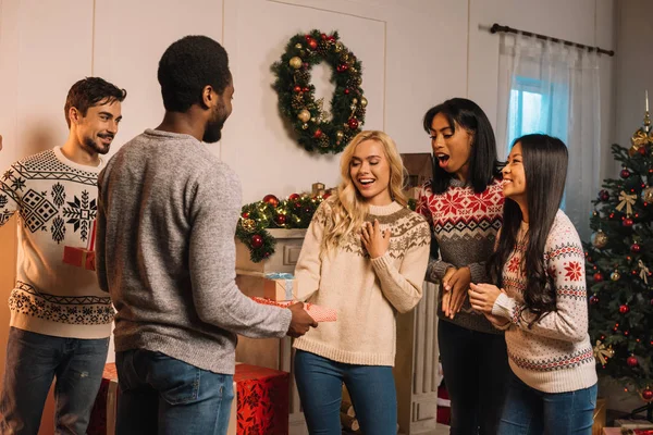 Amici multiculturali scambiarsi regali di Natale — Foto Stock