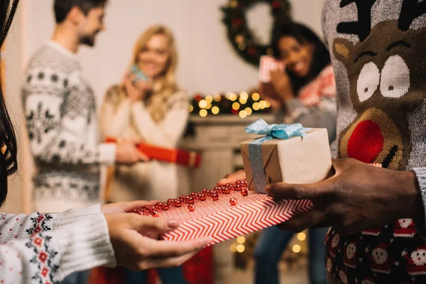 Casal apresentando presentes de Natal — Fotografia de Stock