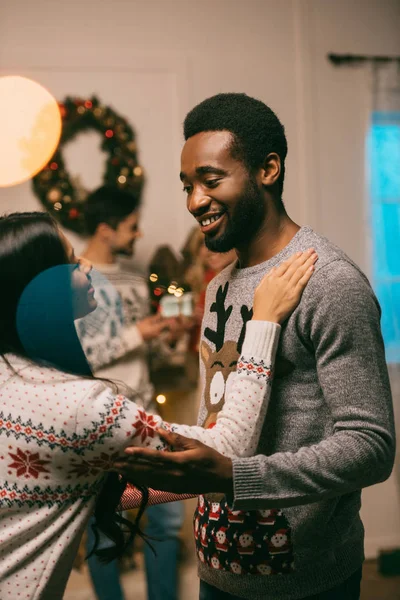 Multietniskt par på julafton — Stockfoto
