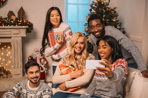 Amigos multiétnicos tomando selfie no Natal — Fotografia de Stock