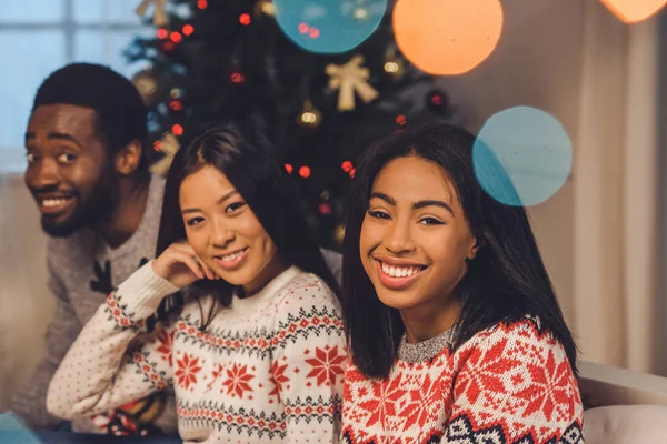 Multiculturele vrienden op kerstavond — Stockfoto