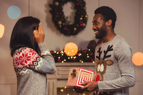 Feliz pareja afroamericana en Navidad — Foto de Stock