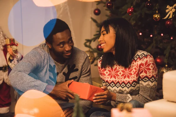 Happy african american couple on christmas — Stock Photo, Image