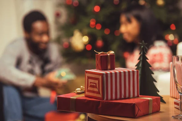 Noel hediyeleri masada — Stok fotoğraf