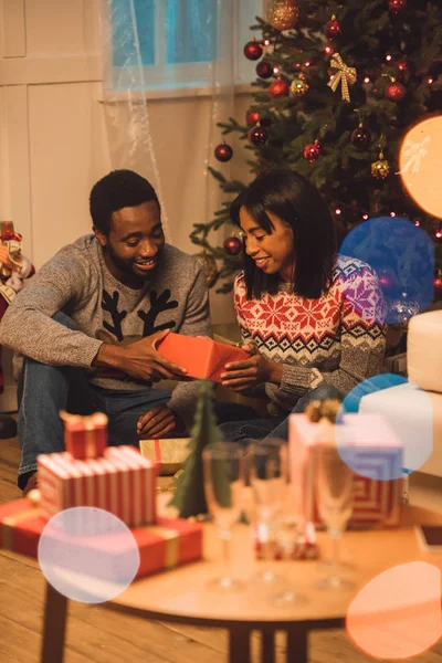 Ευτυχισμένο ζευγάρι Αφρικανικός Αμερικανός για τα Χριστούγεννα — Φωτογραφία Αρχείου