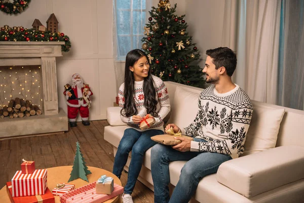 Multikulturális pár együtt ünnepelni a karácsonyt — ingyenes stock fotók