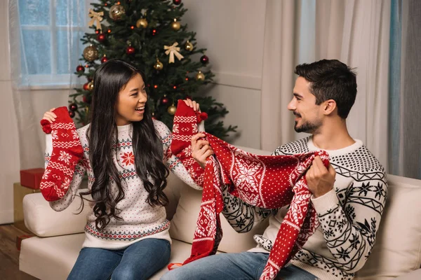 Pareja multicultural celebrando la Navidad juntos —  Fotos de Stock