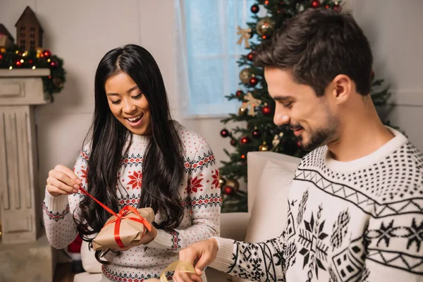 Couple multiculturel célébrant Noël ensemble — Photo