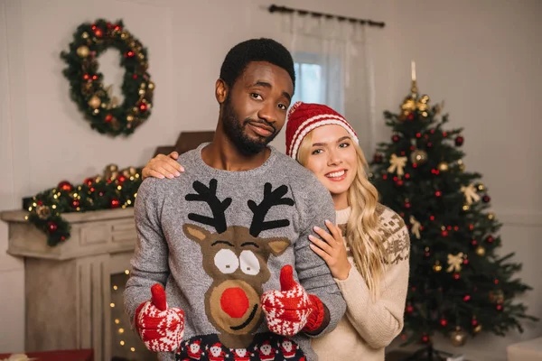 Casal multiétnico na véspera de Natal — Fotografia de Stock