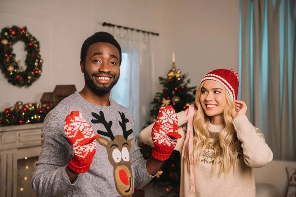 Pareja multiétnica en la víspera de Navidad — Foto de stock gratuita