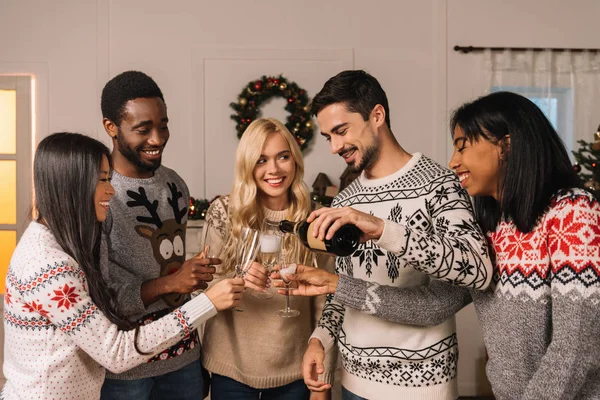 Mångkulturella vänner med champagne firar jul — Stockfoto