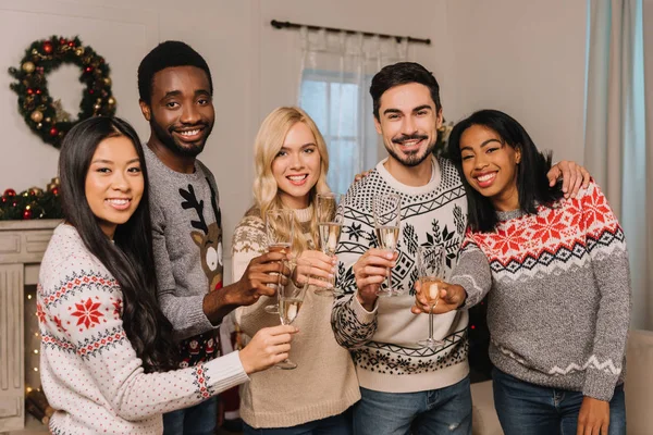 Mångkulturella vänner med champagne firar jul — Stockfoto