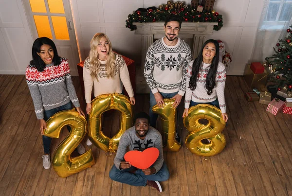 Multicultural friends with balloons and paper heart — Stock Photo, Image