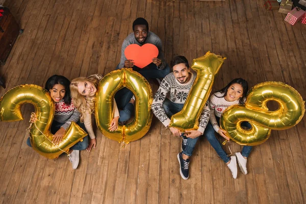 Multicultural friends with balloons and paper heart — Stock Photo, Image