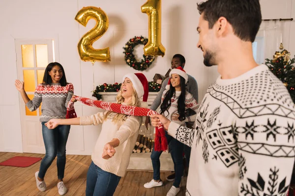 Multiethnic friends playing limbo game — Stock Photo, Image