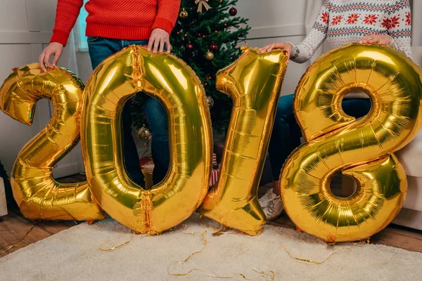 Par med nyår ballonger — Stockfoto