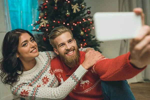 Couple taking selfie with christmas tree — Stock Photo, Image