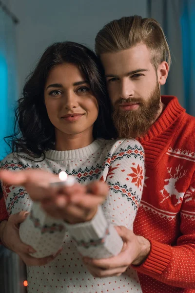 kaç mum tutan Noel kazak içinde