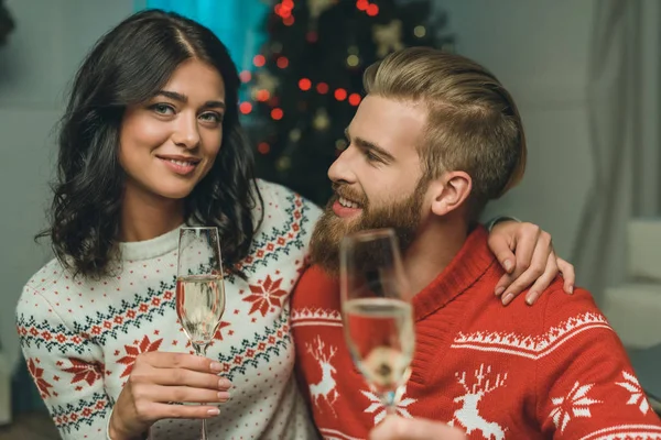 Пара с бокалами шампанского на Рождество — стоковое фото