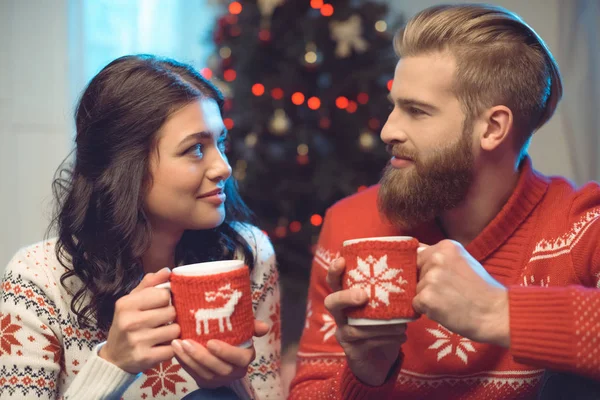 Пара с горячими напитками на Рождество — стоковое фото