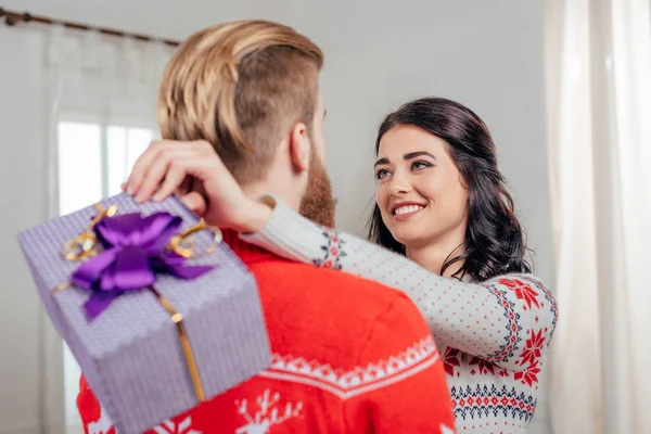 크리스마스에 그녀의 남자 친구를 포용 하는 여자 — 스톡 사진
