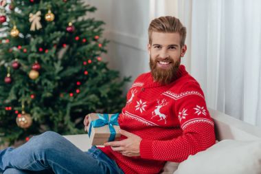 Noel hediyesi tutan insan