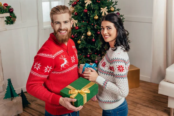 Koppel met de giften van Kerstmis — Stockfoto