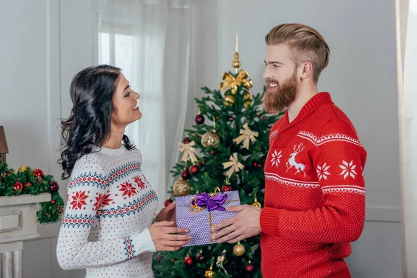 Hombre dando regalo a novia — Foto de Stock