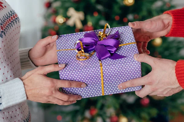 Giving present — Stock Photo, Image