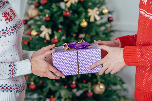 Man giving present to girlfriend — Stock Photo, Image