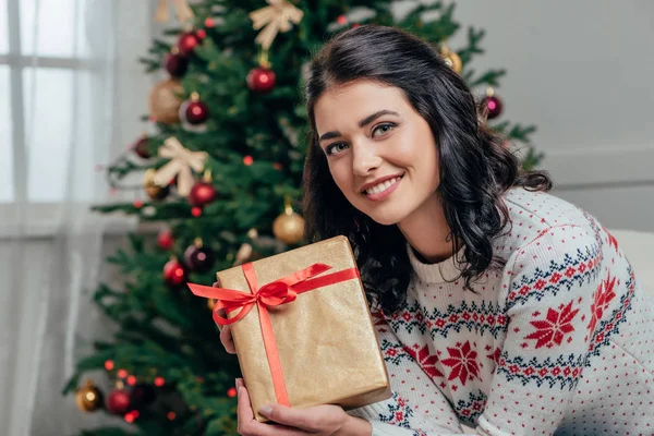 Mujer sosteniendo regalo de Navidad —  Fotos de Stock