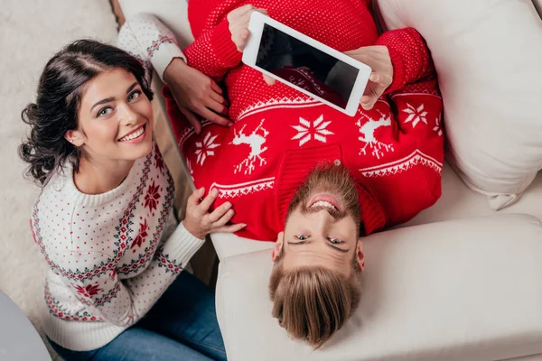 Paar met behulp van Tablet PC op Kerstmis — Stockfoto