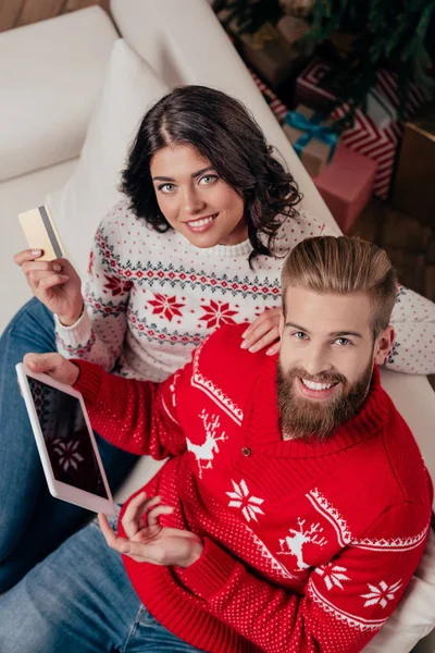 Casal fazendo e-shopping com tablet no Natal — Fotografia de Stock