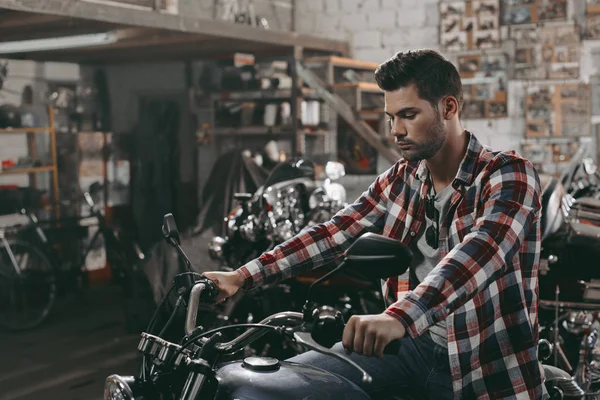 Mann mit klassischem Motorrad — Stockfoto
