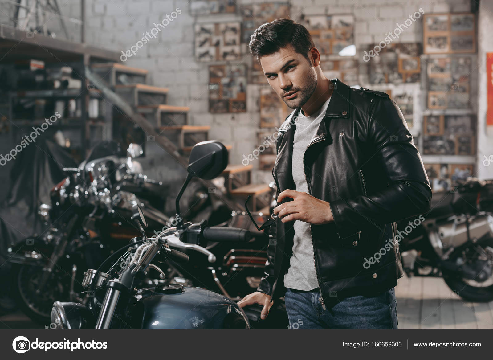 バイクに乗る人写真素材 ロイヤリティフリーバイクに乗る人画像 Depositphotos バイクに乗る人写真素材 ロイヤリティフリーバイクに乗る人画像 Depositphotos