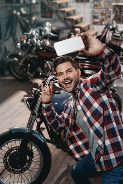 Adam alarak selfie Motosiklet ile 