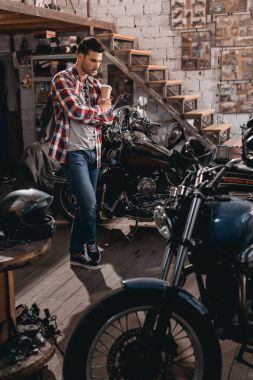 adam ile klasik motosiklet tamircisi 