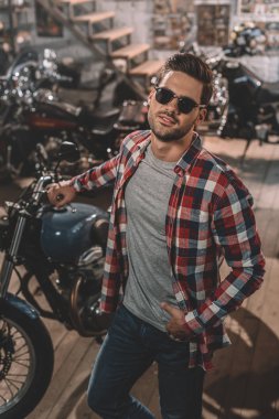 motosikletçi klasik motosiklet ile güneş gözlüğü