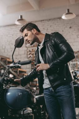 Motosiklet ile deri ceketli motorcu